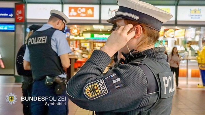 BPOL-KS: Frau während Zugfahrt sexuell belästigt