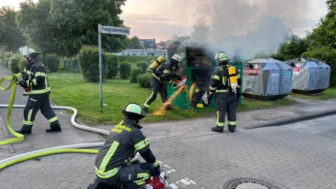 FW-WRN: FEUER_1 - LZ1 - brennt Altkleider Container