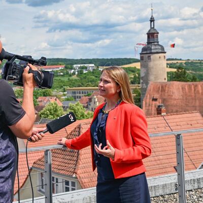 Die stellvertretende Vorsitzende Dr. Anna-Katharina Wittenstein berichtete im Fernsehinterview mit Journalist Olivier Luksch, was sie sich von der Arbeit des neuen Vereins erhofft.