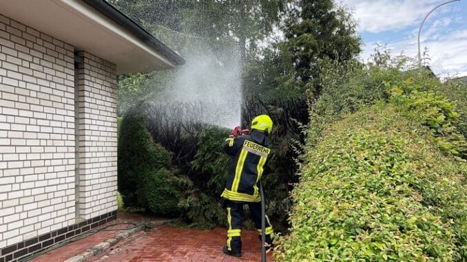 FW Alpen: Brand einer Hecke droht auf Garage überzugreifen