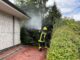 FW Alpen: Brand einer Hecke droht auf Garage überzugreifen