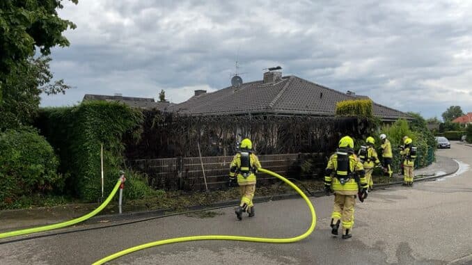 FW Alpen: Heckenbrand