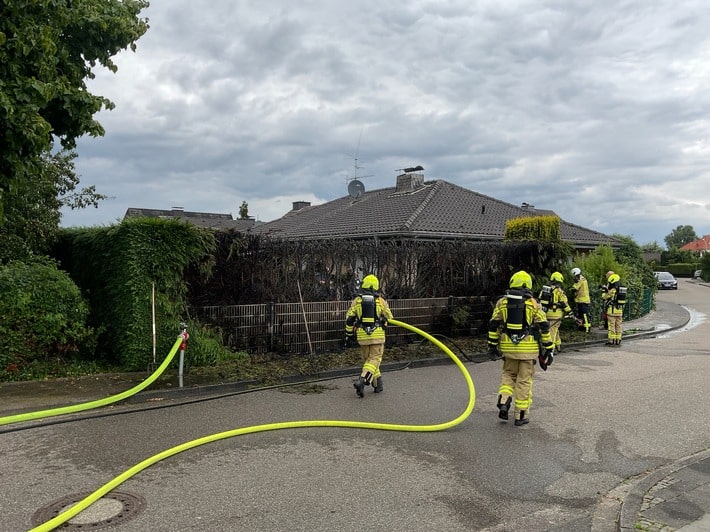 FW Alpen: Heckenbrand