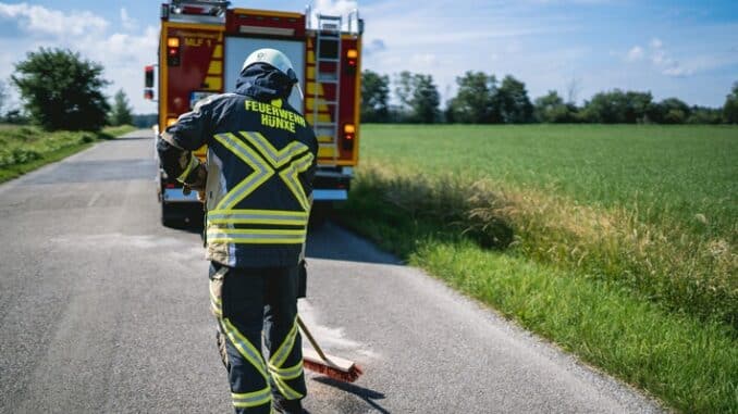 FW Hünxe: Auslaufende Betriebsmittel nach Verkehrsunfall