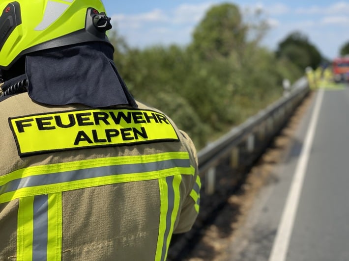 FW Alpen: Verkehrsunfall auf der A57