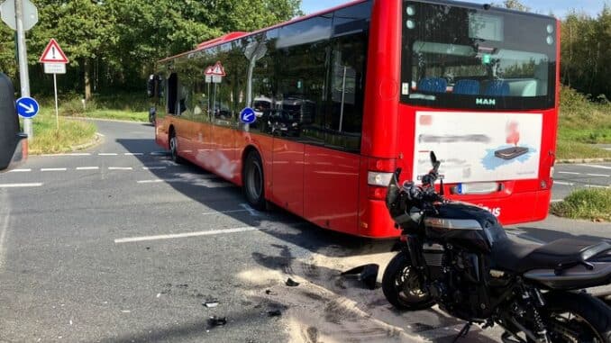 FW-Schermbeck: Auslaufende Betriebsmittel nach Verkehrsunfall