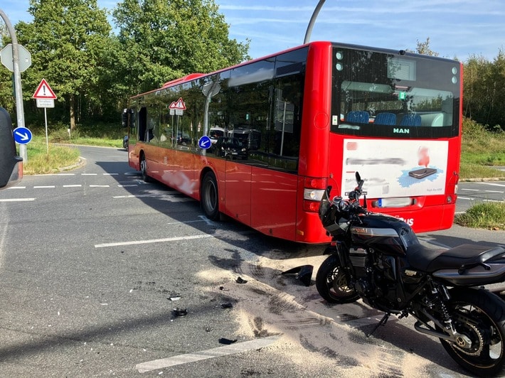 FW-Schermbeck: Auslaufende Betriebsmittel nach Verkehrsunfall