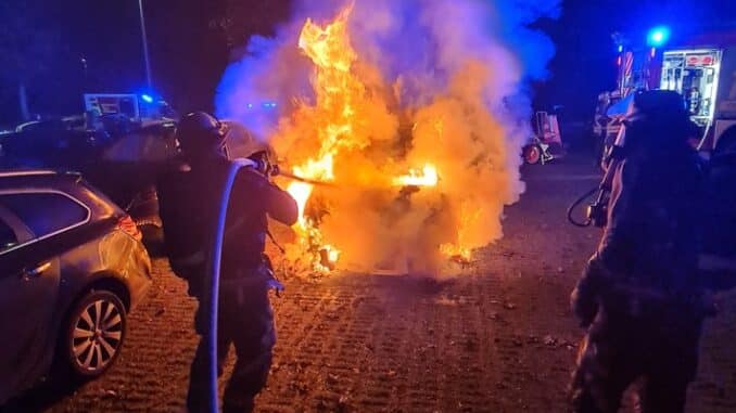 FW Bocholt: Fahrzeugbrand