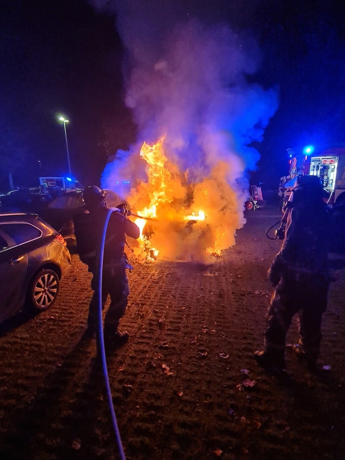 FW Bocholt: Fahrzeugbrand