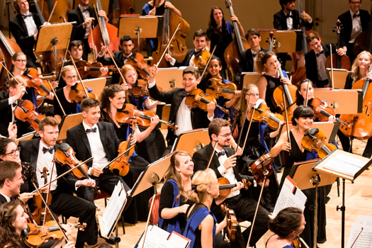 Mitglieder des European Union Youth Orchestra werden gemeinsam im Konzert mit Solisten und dem Süddeutschen Kammerchor auftreten. © Peter Adamik