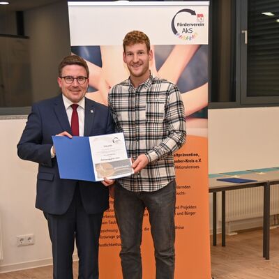 Landrat Christoph Schauder mit Preistr