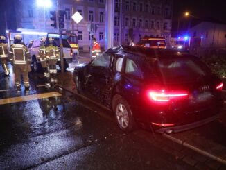 FW Dresden: Schwerer Verkehrsunfall mit mehreren Verletzten