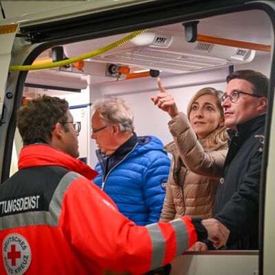 Medizinische Erstversorgung auf engstem Raum: Landrat Christoph Schauder (v.r.) und Bundestagsabgeordnete Nina Warken informierten sich 