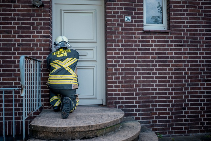 FW Hünxe: Person in verschlossener Wohnung