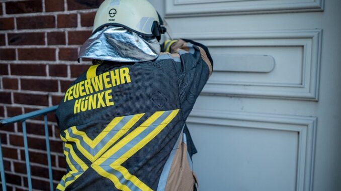 FW Hünxe: Person in verschlossener Wohnung