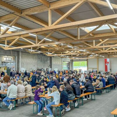 Zahlreiche Besucherinnen und Besucher nutzten das abwechslungsreiche Programm am Tag der offenen Tür der Straßenmeisterei Külsheim für einen Familienausflug.