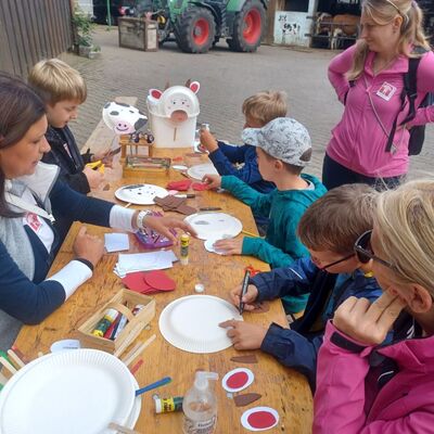 An der Bastelstation fertigten sich die Gewinnerklassen ein tierisches Andenken an.