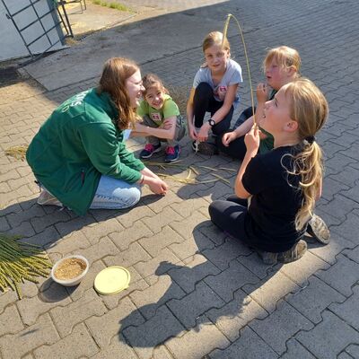 Landwirtschaft hautnah: Lea Schreck zeigte den Kindern, welches Getreide in der Region angebaut wird und was daraus im Hof produziert wird.