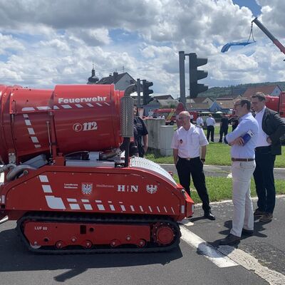 Erster Landesbeamter Florian Busch (Bildmitte) informierte sich gemeinsam mit Kreisbrandmeister Andreas Geyer über die vielfältige technische Ausstattung, die auf dem Verkehrsübungsplatz in Lauda-Königshofen präsentiert wurde.