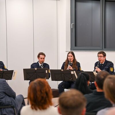 Die Feier wurde von dem Klarinettenquartett des Landespolizeiorchesters Baden-Württemberg unter der Leitung von Arata Kojima musikalisch umrahmt.