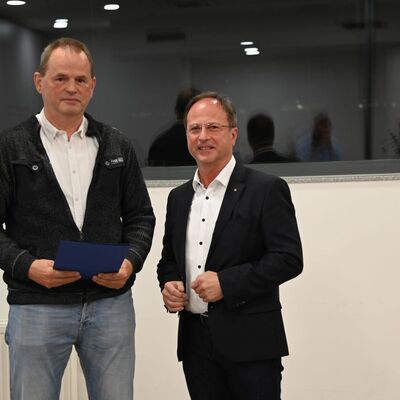 Preisträger Ralf Erhard Kuhn mit Bürgermeister Joachim Döffinger: Der Geehrte hat einem älteren Herrn auf dem Sportplatz des FV Lauda durch Reanimation das Leben gerettet.