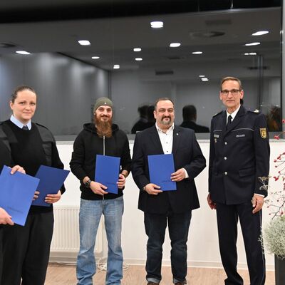 Die Preisträger Lukas Feldbusch, Lisa Metz, Cristian Matteo Cavaliere und Sami Gabr-Rayan mit Polizeivizepräsident Markus Geistler: Durch den couragierten Einsatz der vier Geehrten wurde ein bewusstloser Mann aus einem brennenden Auto geborgen.
