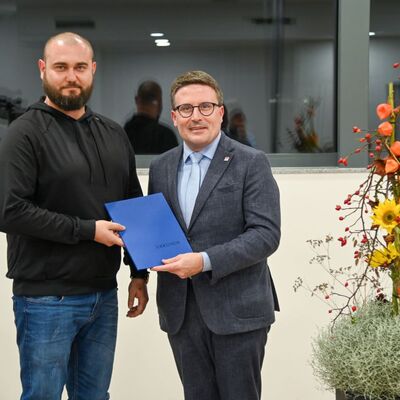 Preisträger Mladen Tomic mit Landrat Christoph Schauder: Der Geehrte hat einen Einbrecher festgehalten und dafür gesorgt, dass ein weiterer Einbrecher später identifiziert und festge-nommen werden konnte.