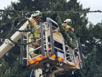 FW Tönisvorst: Die Weihnachtsbeleuchtung in Vorst ist bereit. Die Freiwilligen Feuerwehr Tönisvorst unterstützt die Kolpingfamilie beim Aufhängen der Weihnachtsbeleuchtung im Vorster Ortskern.