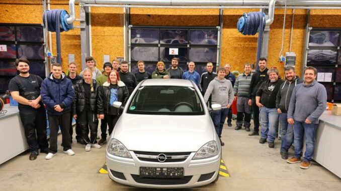 Angehende Fachkräfte fürs Kfz-Handwerk - Gewerbliche Schule Bad Mergentheim ermöglicht Gesellenprüfungen / Main-Tauber-Kreis