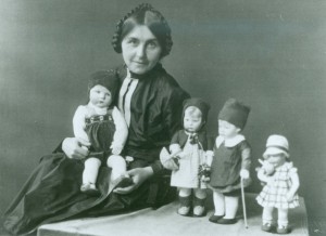 Käthe Kruse mit Puppen, 1925; Museen Donauwörth