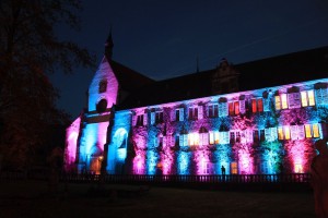 Die beleuchtete Außenfassade des Klosters Bronnbach: Auch bei der 4. Bronnbacher Klosternacht am 24. Oktober werden Teile der ehemaligen Zisterzienserabtei wieder farbig illuminiert. Foto: Landratsamt Main-Tauber-Kreis