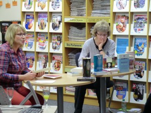 Auch im letzten Jahr haben die Teilnehmer ihre Lieblingsbücher vorgestellt. Auf dem Bild von links: Birgit Betzold-Keller und Andrea Schwitt-Graf. Foto: Stadtbücherei