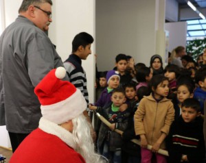 Mit einer Mischung aus Respekt und Erwartung wird der Nikolaus begrüßt. Links im Bild Siegfried Hopf.