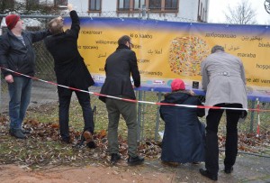 Beim Aufhängen des Willkommens-Banners halfen alle mit (von hinten und von rechts): OB Mikulicz, Koordinator Alex Schuck, Lea-Leiter Mirco Göbel und RP Johannes Schmalzl..