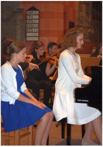 Auf dem Bild v.l.: Die Musikschülerinnen Antonia und Johanna Ebert. Foto: Jugendmusikschule Wertheim
