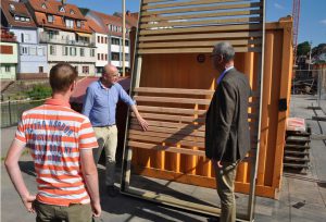 Viele Diskussionen gab es über den geplanten Sichtschutz zum Bahndamm, Bild v.l.: Stadtrat Axel Wältz, Horst Peseke, OB Stefan Mikulicz. Foto: Stadtverwaltung Wertheim