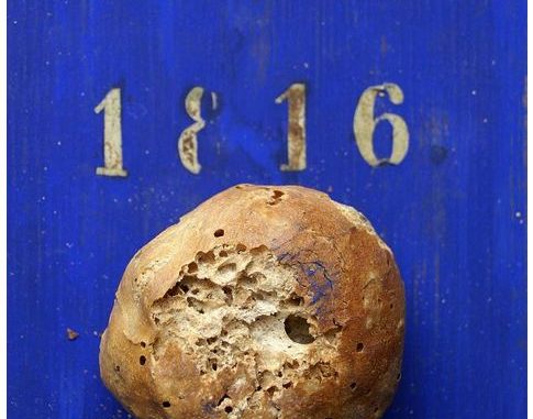 Das Wertheimer Hungerbrötchen ist im Grafschaftsmuseum ausgestellt. Foto: Kurt Bauer