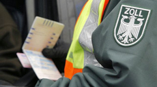 Zöllner kontrolliert Papiere