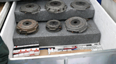 Zigarettenversteck unter Styroporplatten und Autoteilen