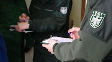 Zöllner nehmen Personalien auf