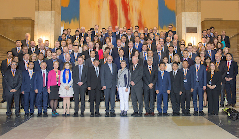 Gruppenfoto der Teilnehmer des 12. ASEM-Treffens