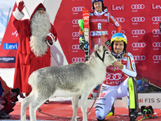 Felix Neureuther streichelt ein Rentier
