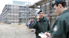 Zollbeamte bei Baustellenkontrolle