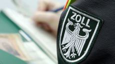 Zöllner nimmt Personalien auf