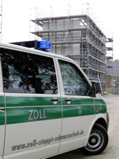 Dienstfahrzeug der Finanzkontrolle Schwarzarbeit