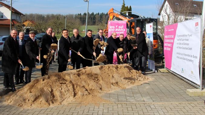 Breitbandausbau-Spatenstich-18-02-klein.jpg