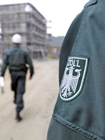 Zöllner kontrollieren Baustelle