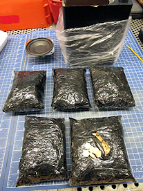 Folienbeutel mit Ecstasy-Tabletten vor Lautsprecherbox