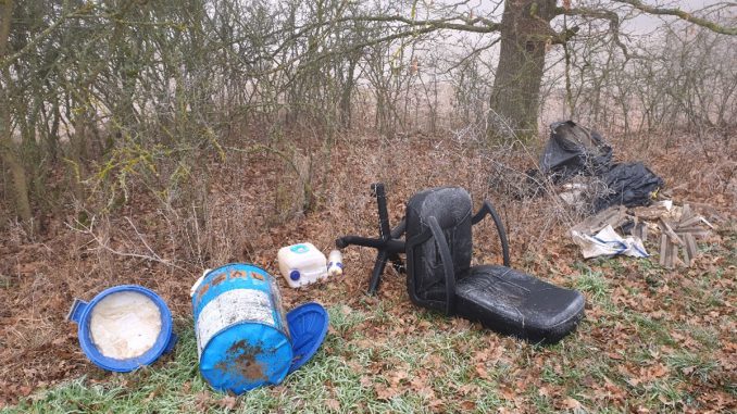 Stadtverwaltung-Wertheim-Müll-illegal-an-Waldrand-in-Bettingen-entsorgt.jpg