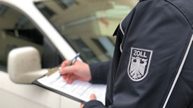 Zöllner nimmt Personalien auf